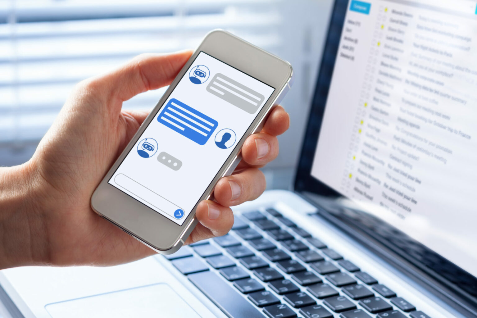 Imagem de uma pessoa utilizando um chatbot em seu celular